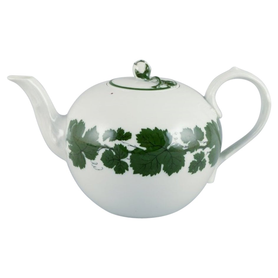 Meissen Green Ivy Vine, large teapot. Lid with a flower bud. From the 1930s.