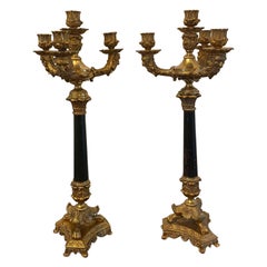Pareja de candelabros de cuatro brazos ornamentados en ormolu de la Regencia Antigua