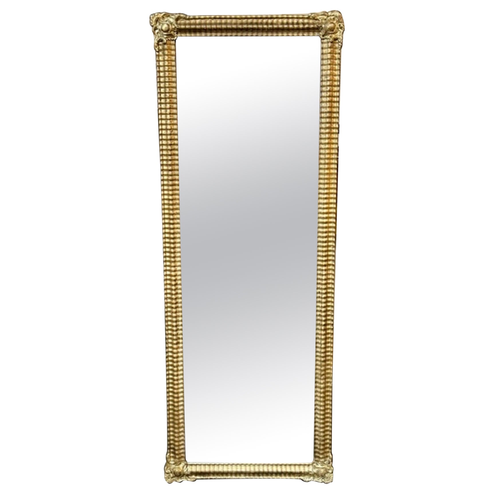 Miroir étroit de style transitionnel français du 19ème siècle en bois doré sculpté en vente