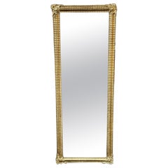 Miroir étroit de style transitionnel français du 19ème siècle en bois doré sculpté