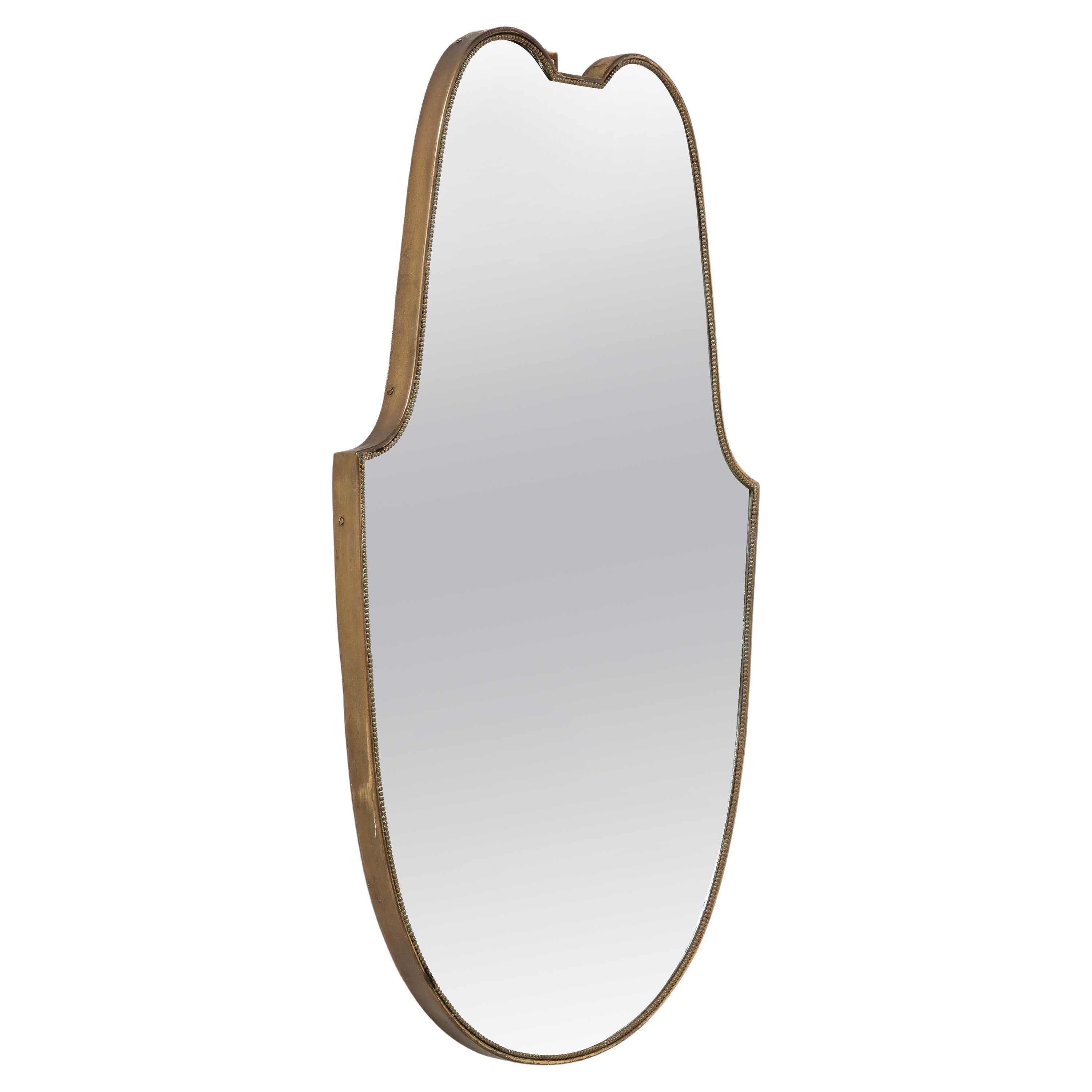 Specchio a forma di scudo in ottone del 1940 con finiture in perline, Italia, circa 1940