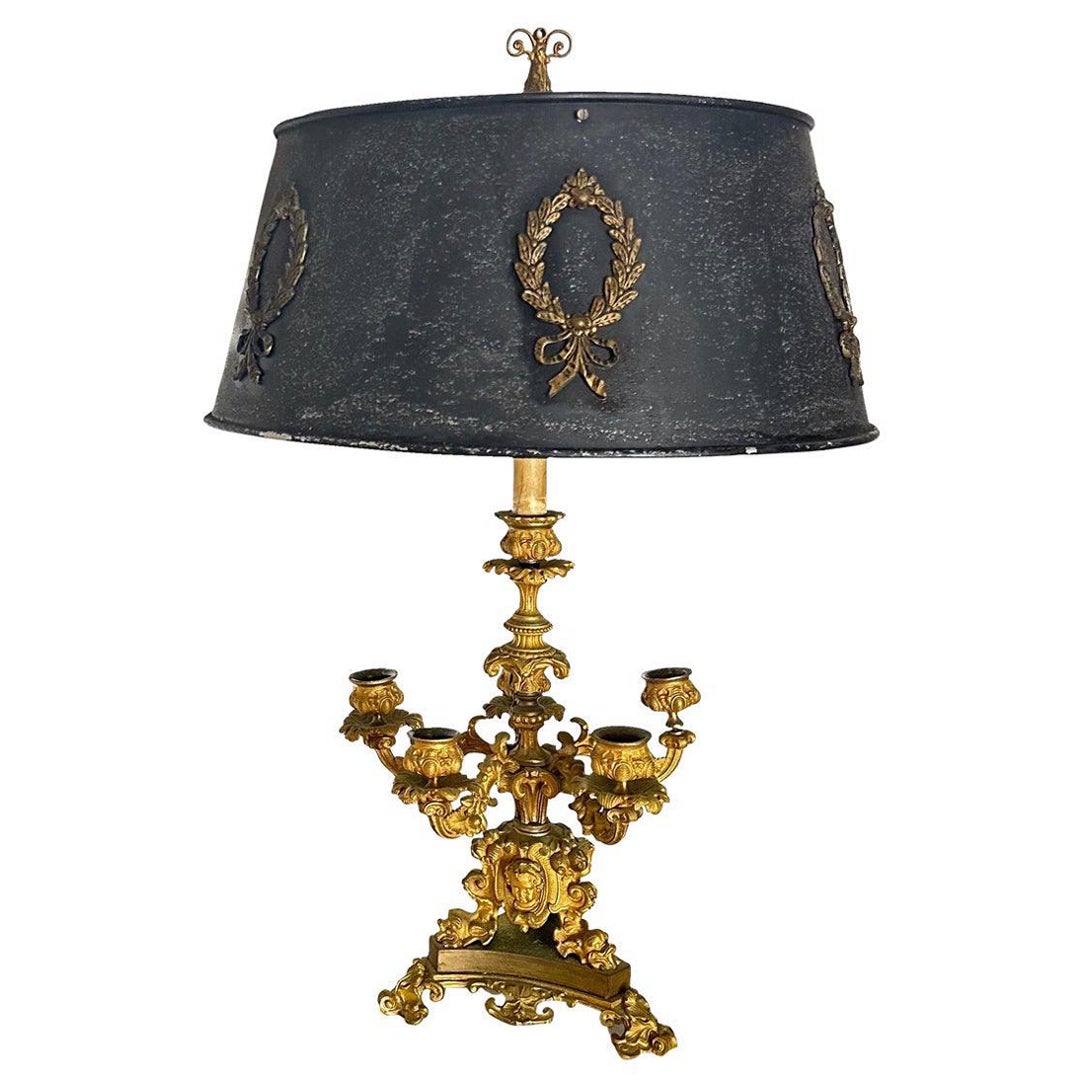Lampe candélabre française du 19e siècle en bronze doré avec abat-jour en tôle en vente