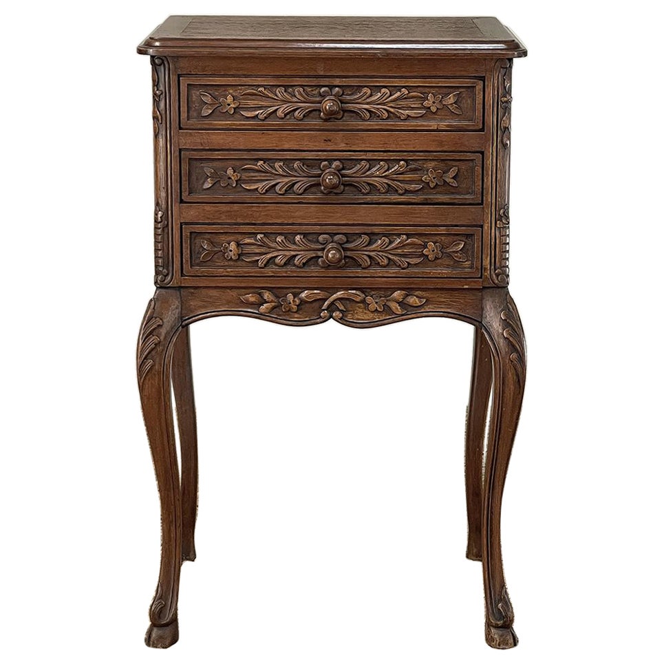 Antiquité Country French Louis XIV Petite Commode ~ Chest of Drawers en vente