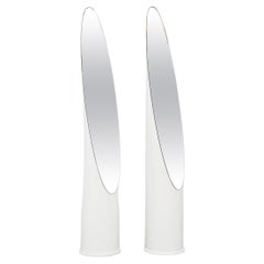 Ovaler Ständerspiegel im Roger Lecal-Stil mit weißem Lippenstift und dickem Acrylsockel