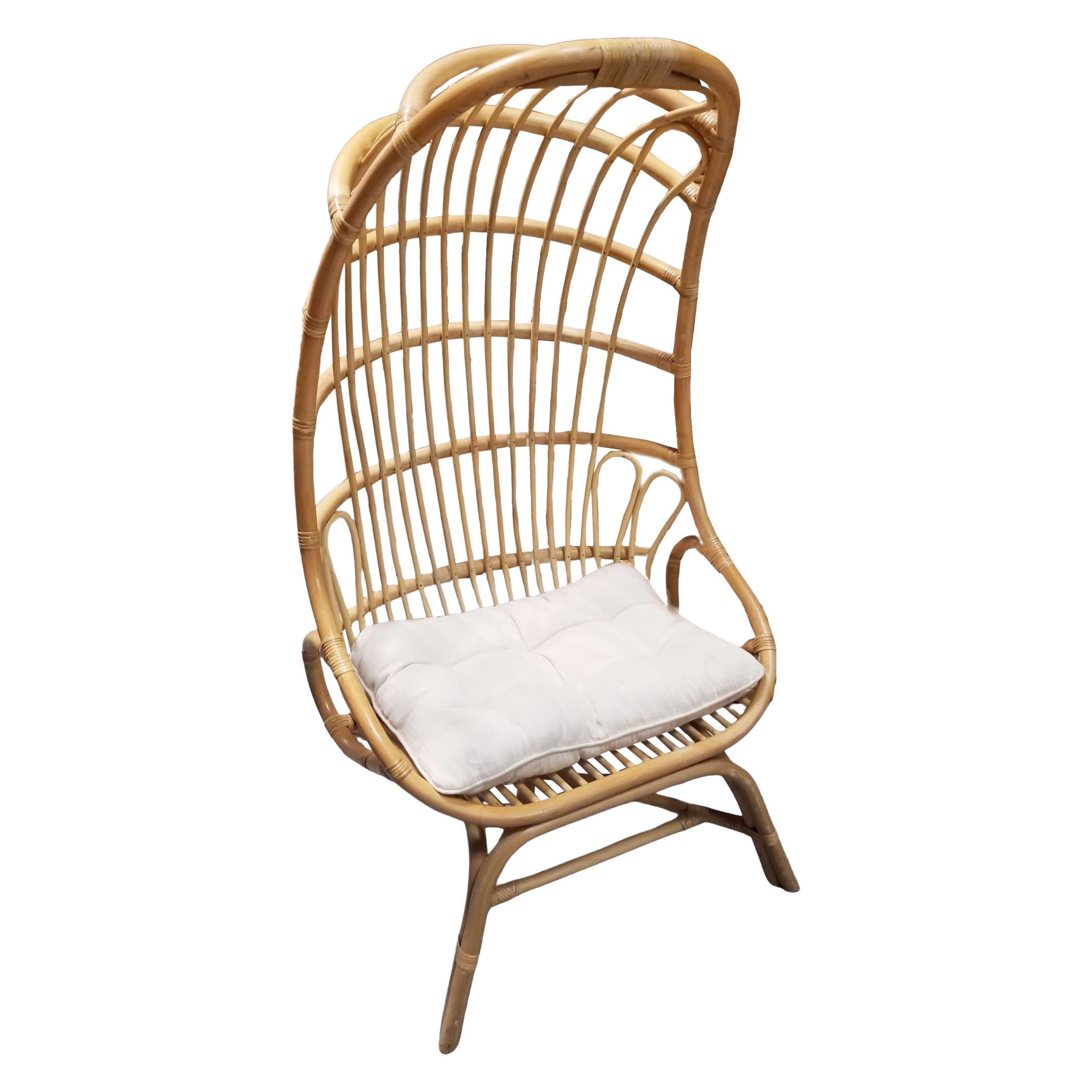 Cocoon-Stuhl aus Rattan mit Kissen
