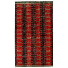 Tapis vintage Zeki Müren à motifs géométriques rouges et noirs, par Rug & Kilim