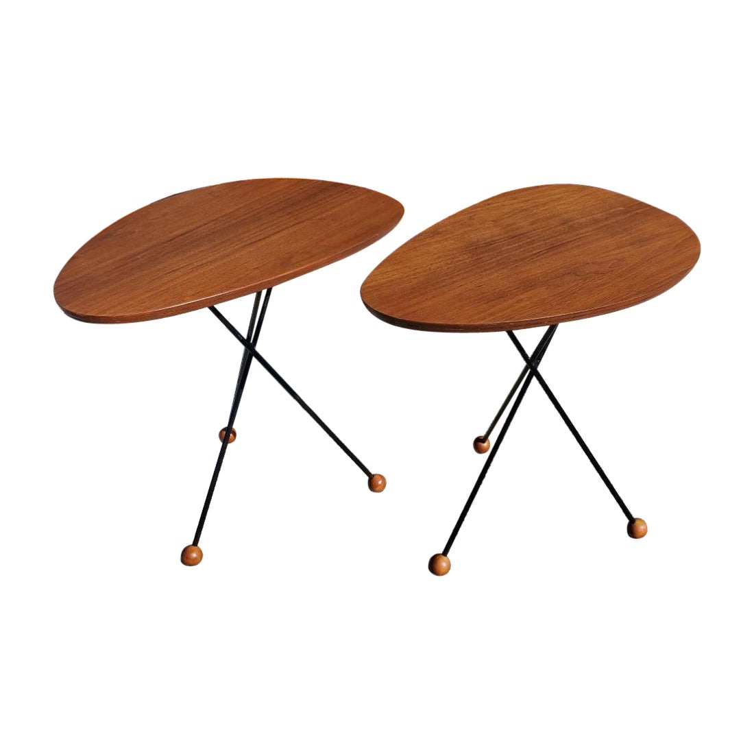 Tables d'appoint en noyer massif des années 1950 Pieds en fer à trépieds noirs avec pieds en boule en noyer en vente