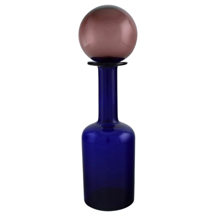 Otto Brauer for Holmegaard. Bottle in blue art glass with purple ball For Sale