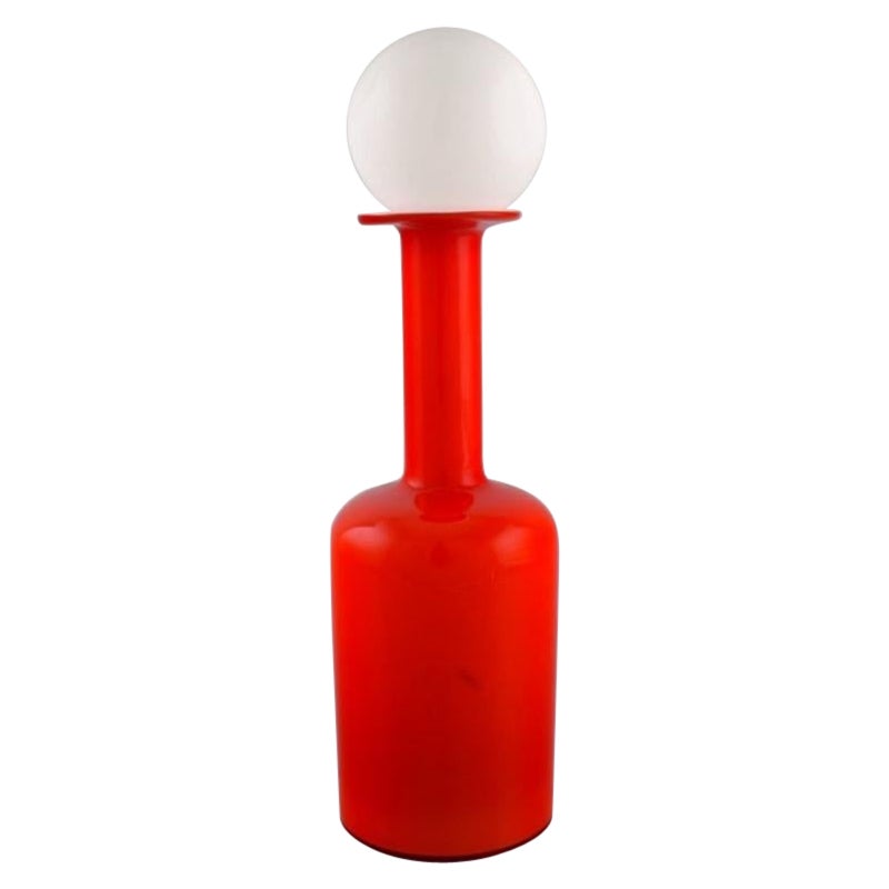 Otto Brauer für Holmegaard. Flasche aus rotem mundgeblasenem Kunstglas mit weißer Kugel.