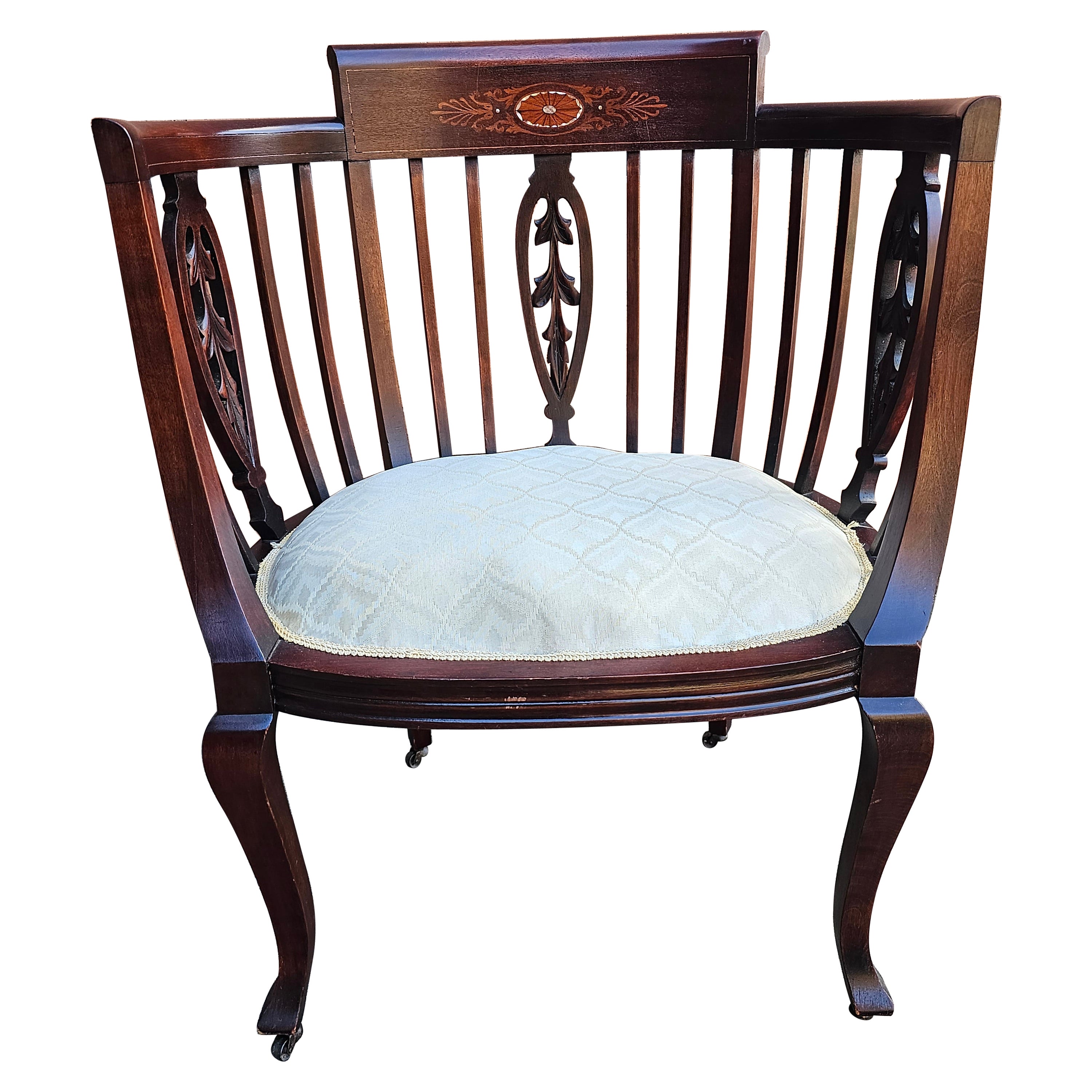 Chaise tonneau en acajou marqueté et siège tapissé du début du 20e siècle de l'époque édouardienne en vente