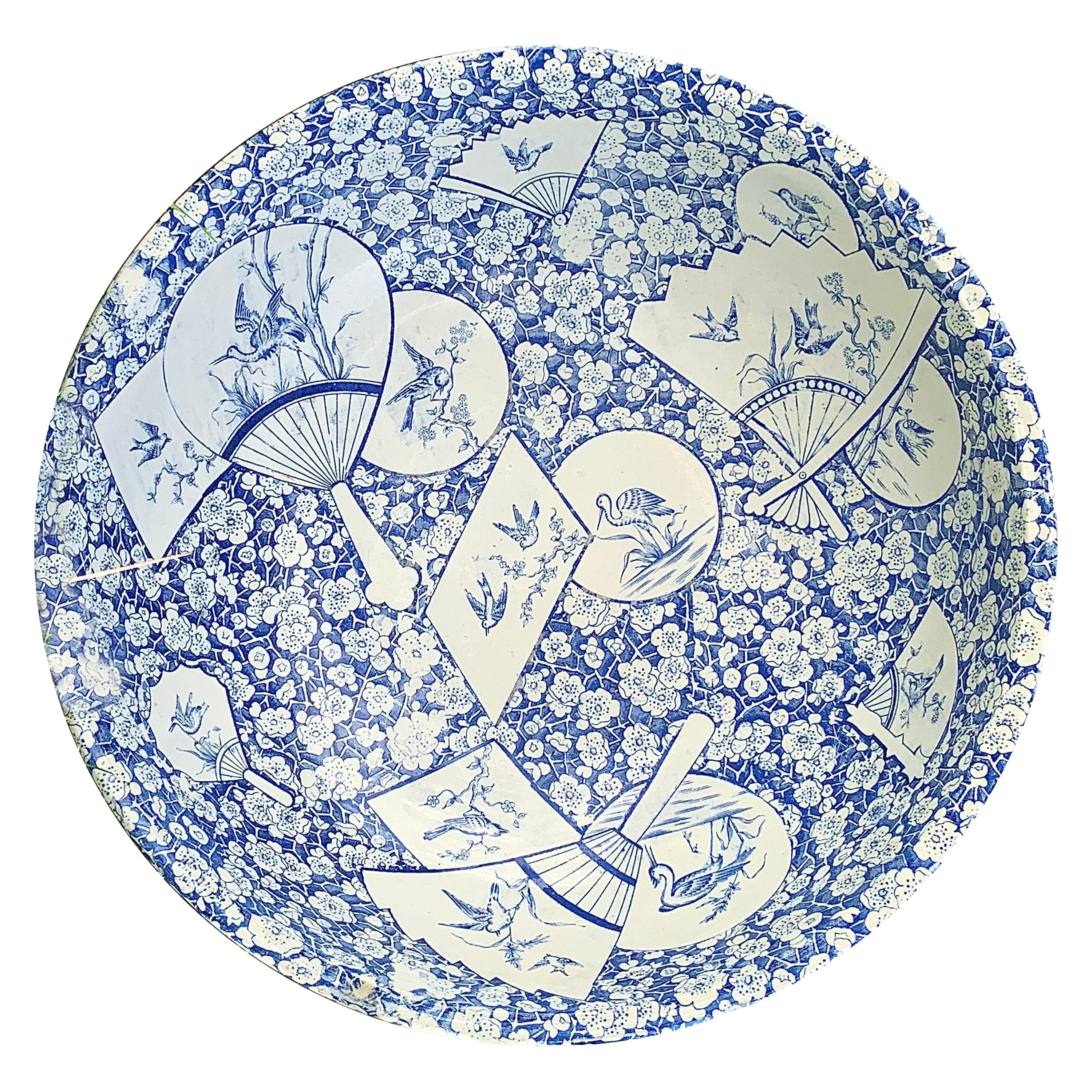 Antike blau-weiße Steingutschale Kirschblütenblatt Japonismus Dekoration aus Steingut   im Angebot