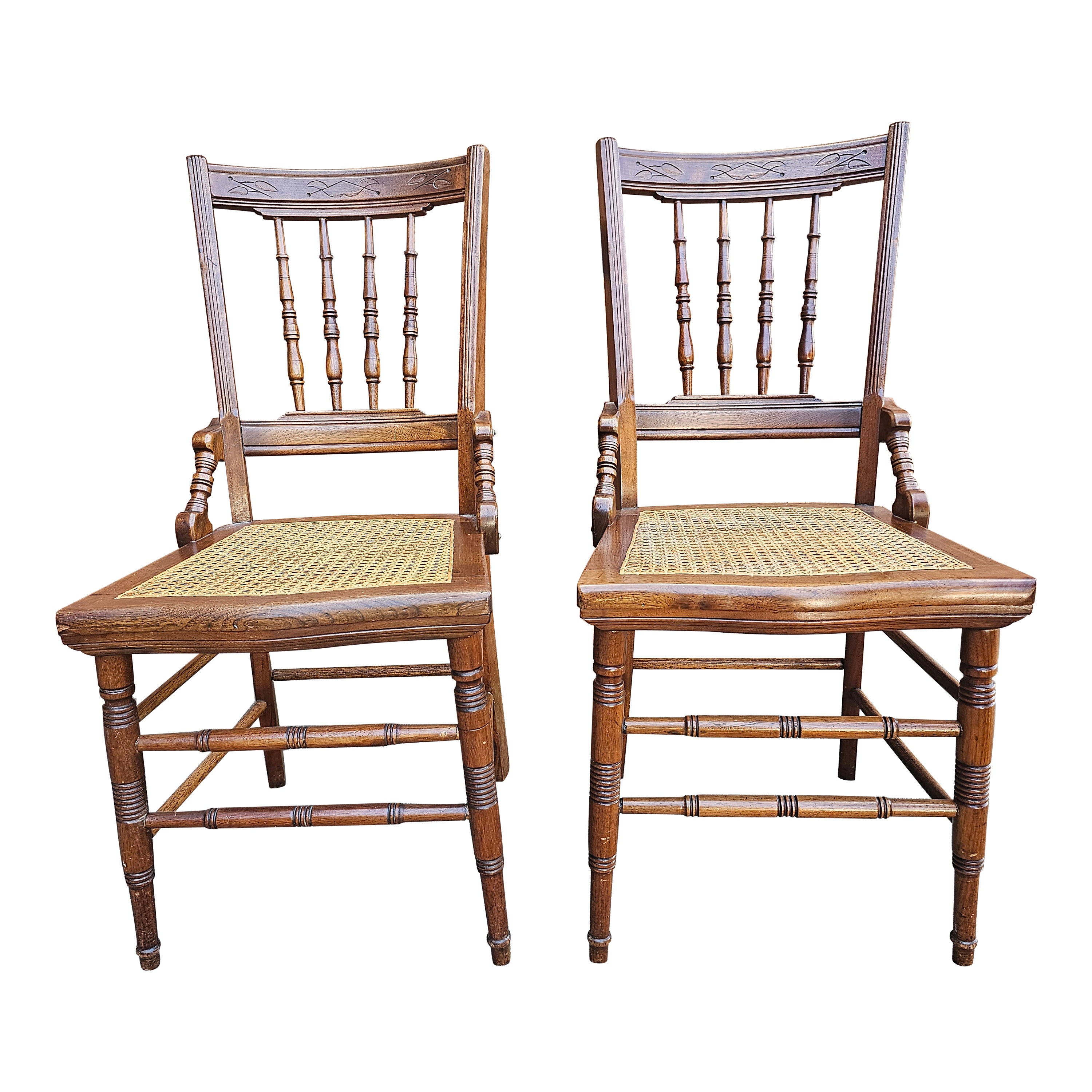 Paar viktorianische Beistellstühle aus geschnitztem Nussbaum und Spindeln mit Rohrsitzen