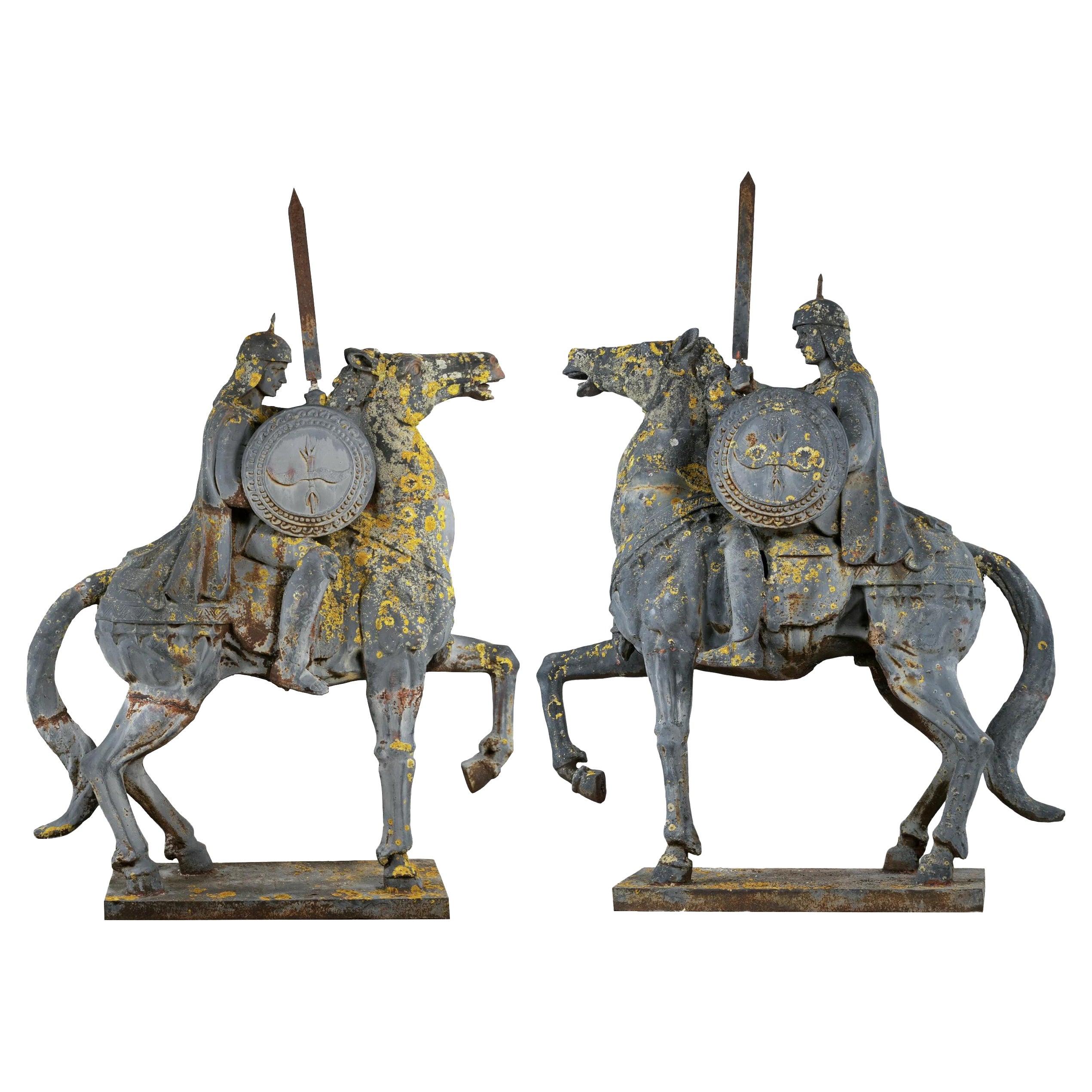 Dos jinetes otomanos, grandes estatuas de jardín de hierro fundido colgantes, Francia, hacia 1950 en venta