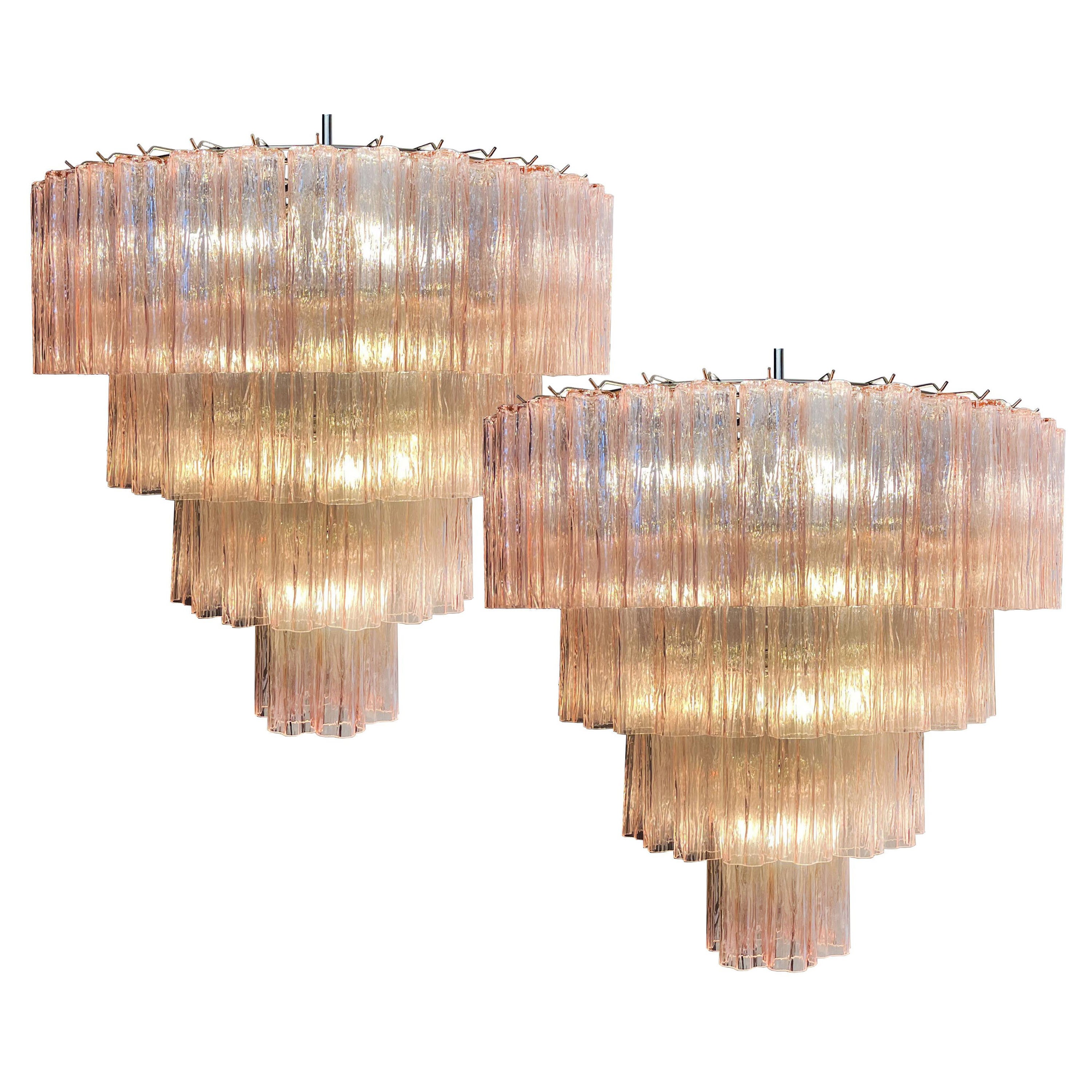 Lampadario italiano in vetro di Murano e struttura in metallo nichelato su 4 livelli. L'armatura in nichel lucido sostiene 78 grandi tubi di vetro rosa a forma di stella.
Dimensioni: Altezza di 160 cm (63 pollici) con catena, altezza di 90 cm (35,45