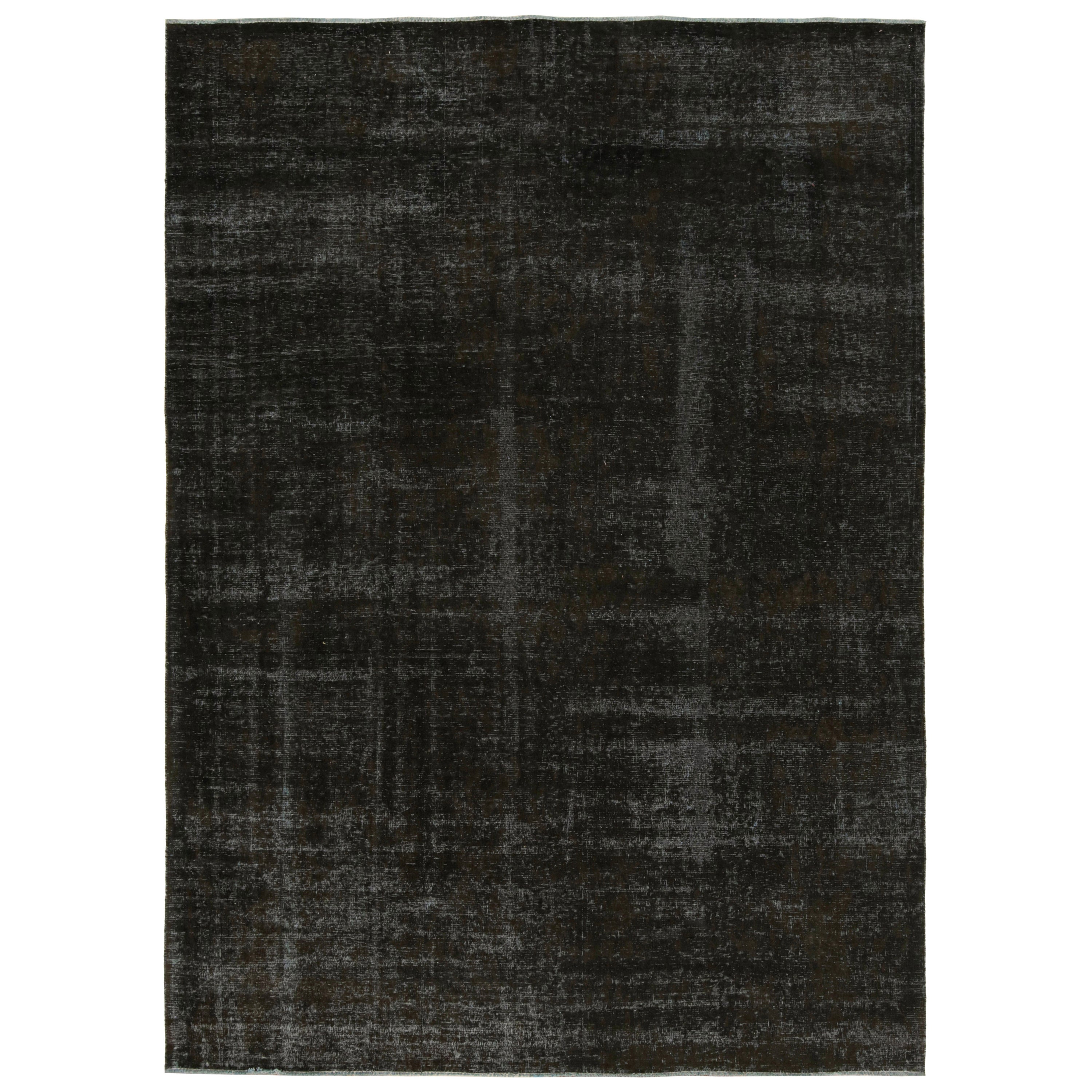 Vintage-Perserteppich mit schwarzen und braunen Tönen, von Rug & Kilim
