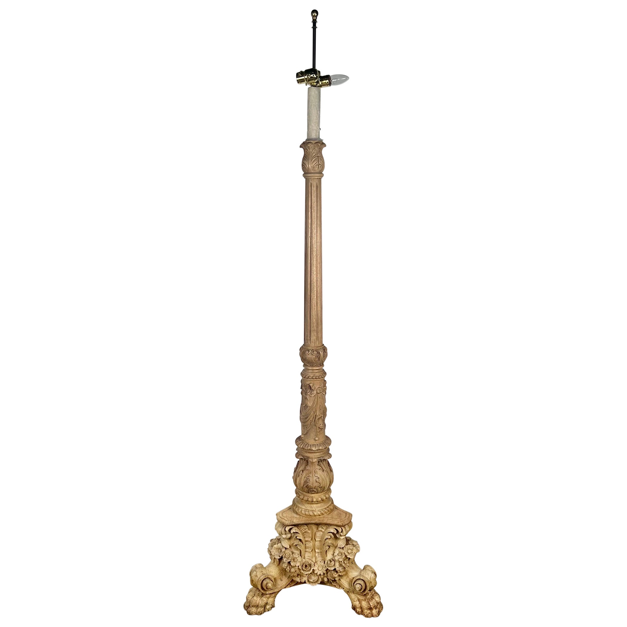 19. Jahrhundert Französisch geschnitzt gestrandet Nussbaum Stehlampe im Angebot