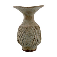 Lucie Rie (geb. 1902, 1995), in Österreich geborene britische Töpferin.  Große modernistische Vase.