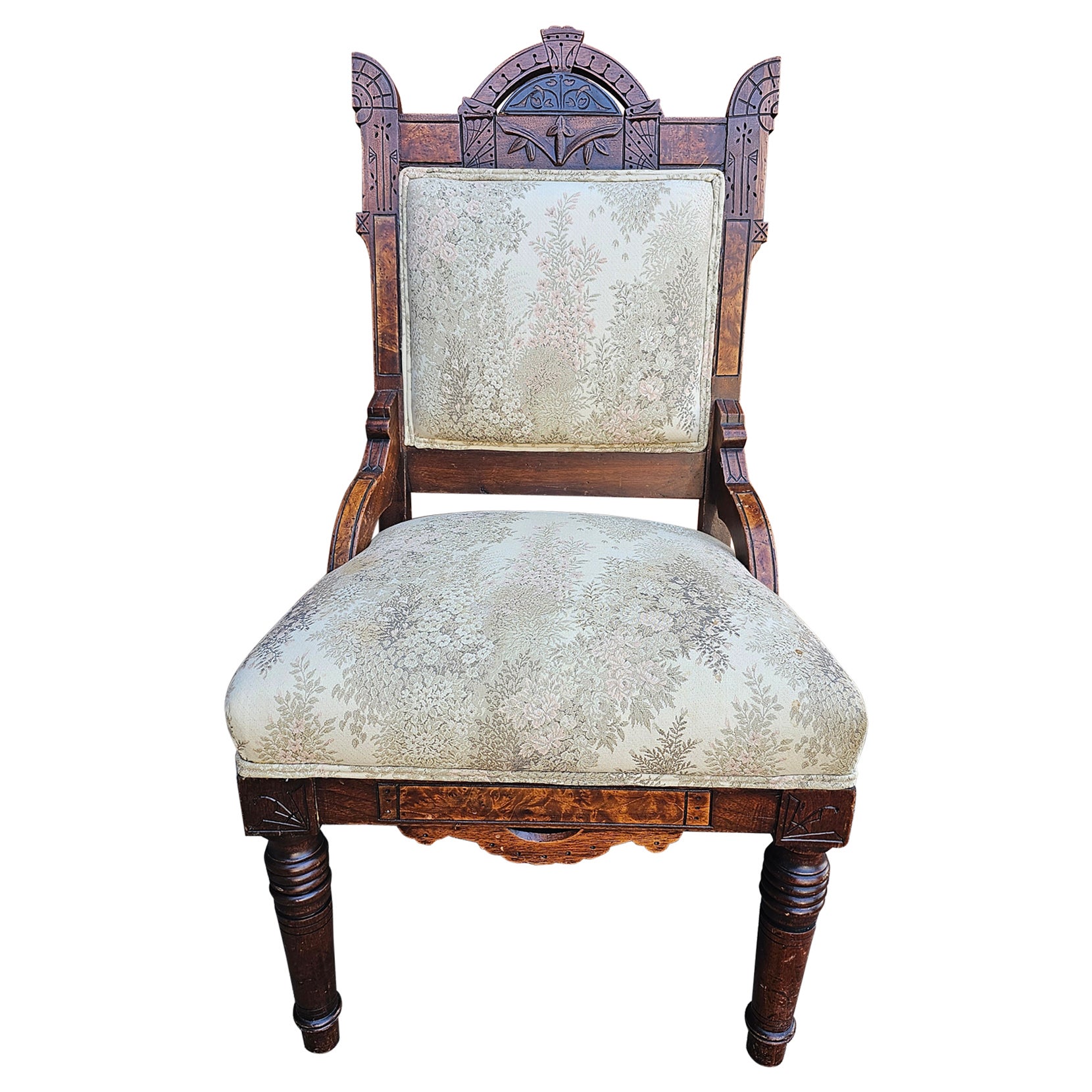 Chaise d'appoint en noyer sculpté et tapissée du début de l'époque victorienne (20e siècle) en vente
