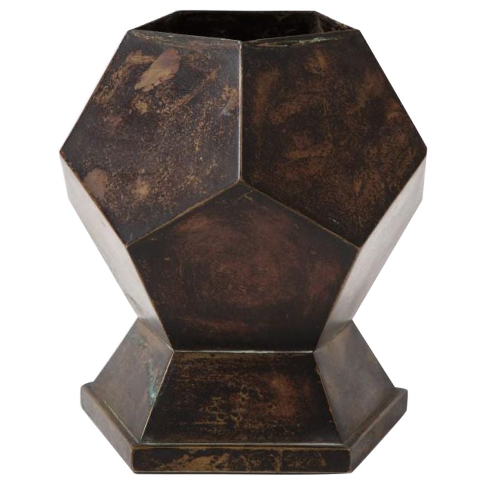 Pflanzgefäß/Schale/Vase aus patiniertem Kupfer in Form eines Polyhedrons  im Angebot