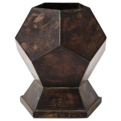 Jardinera/palangana/jarrón de cobre patinado en forma de poliedro 