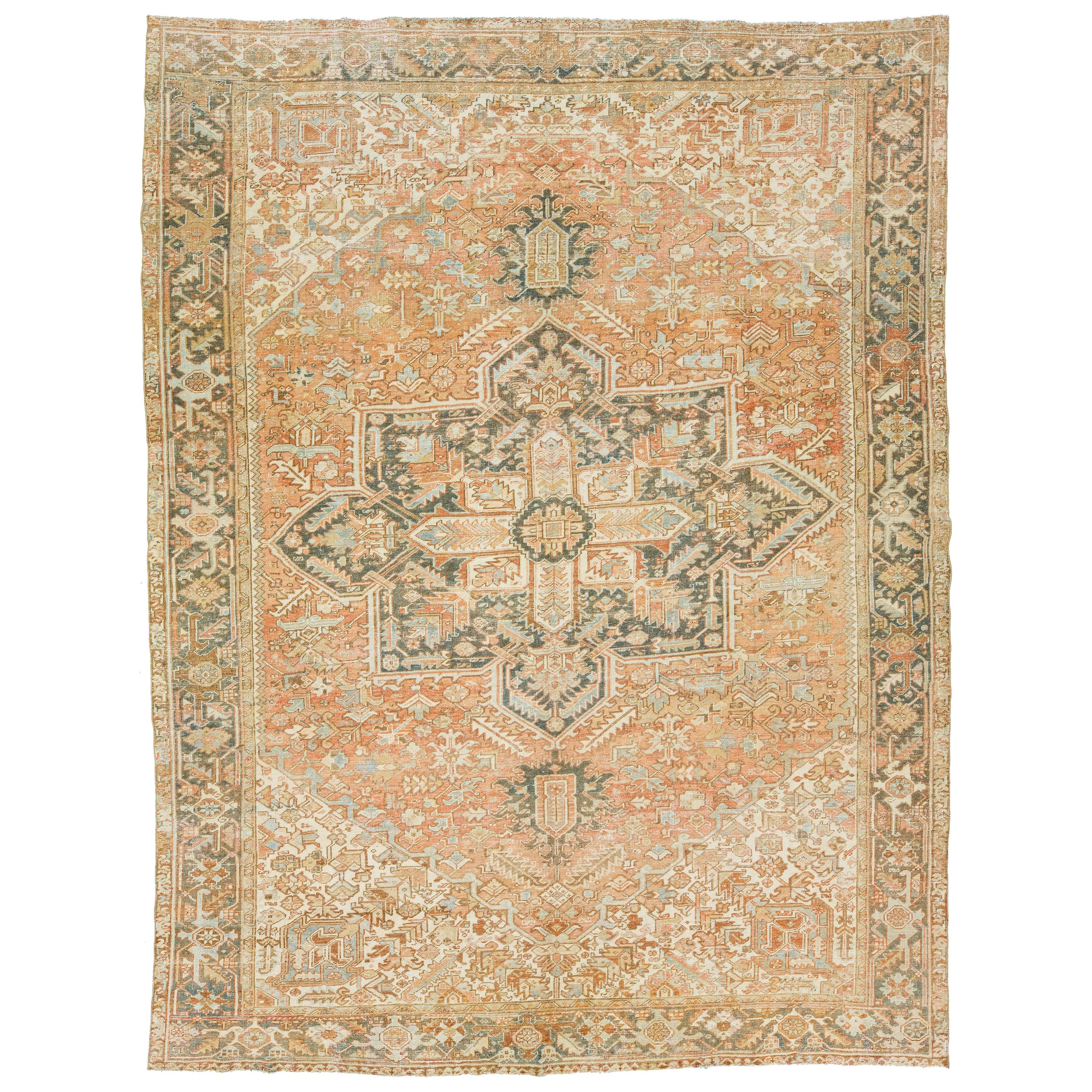 Antiker Rostfarbener persischer Heriz-Wollteppich aus Heriz mit Medaillon-Motiv im Angebot