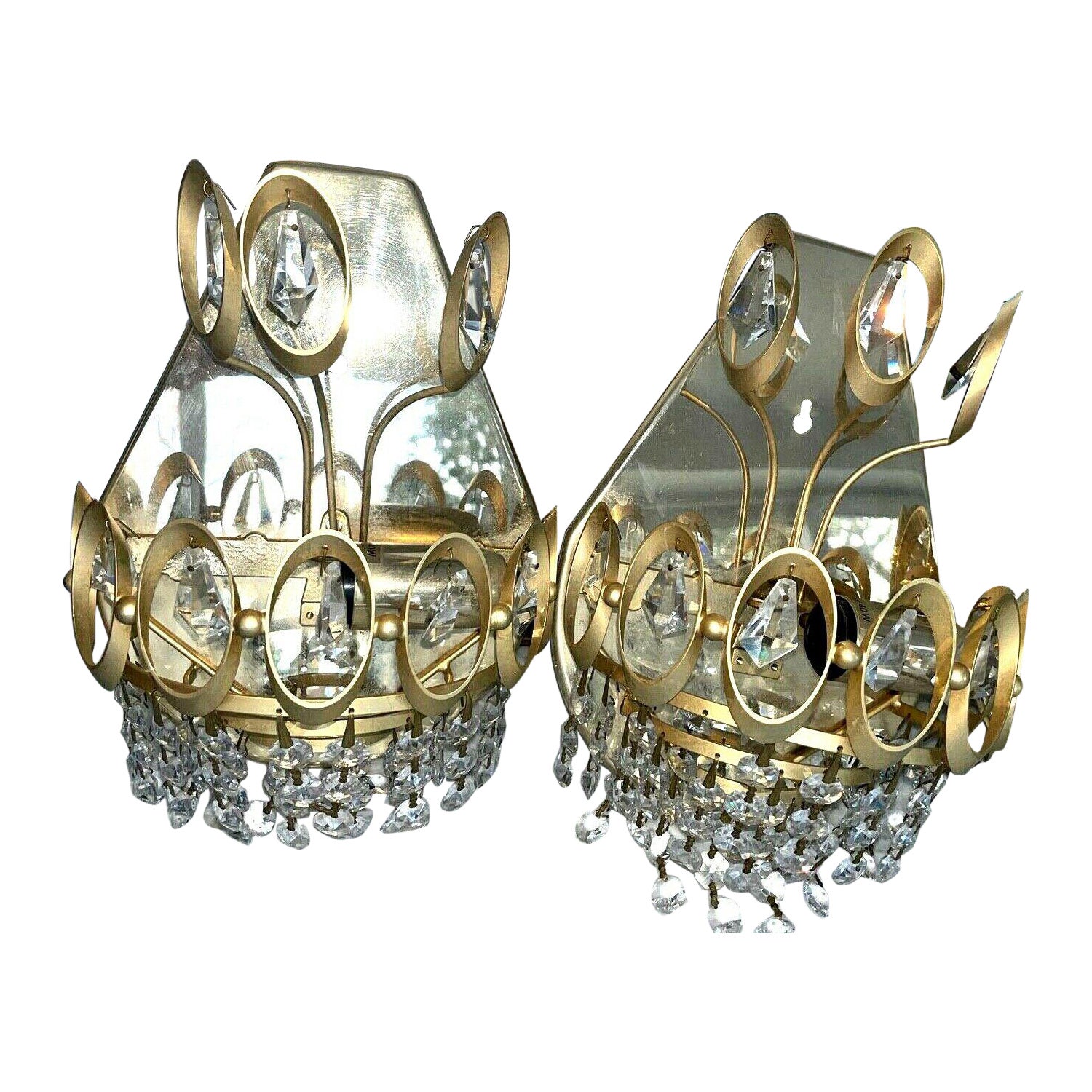 Pareja de apliques de pared de metal dorado y cristal tallado de la época moderna de mediados de siglo de 1960 atrib. Palwa