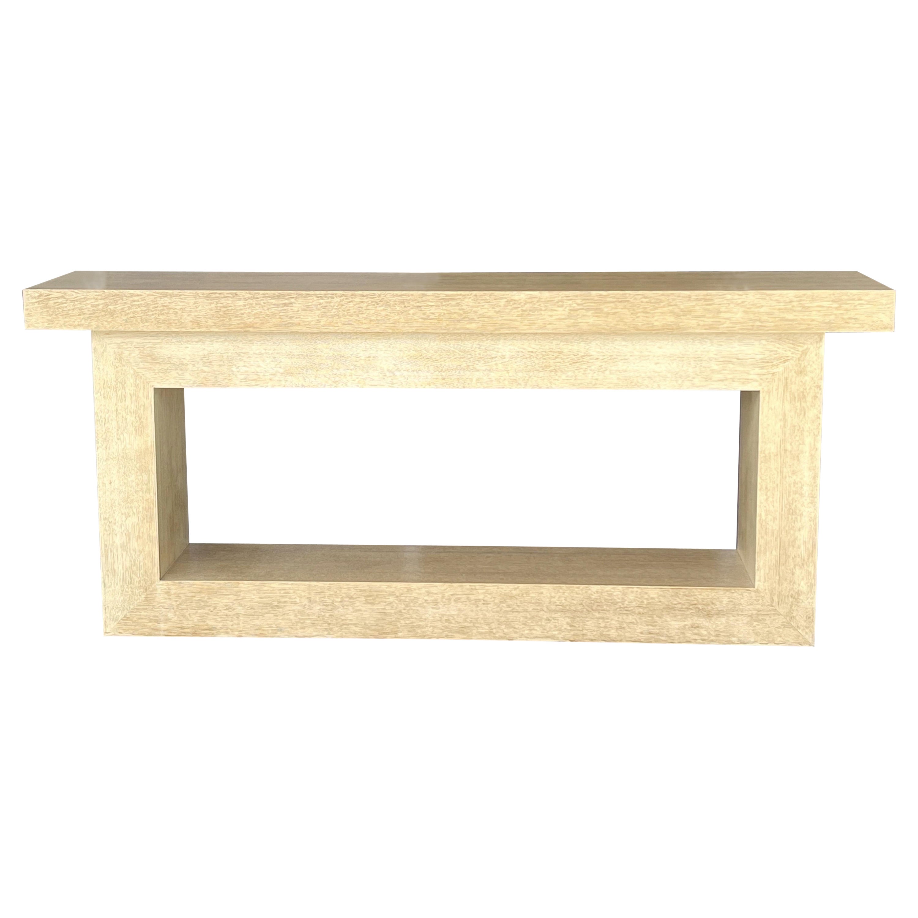 Table console minimaliste en chêne blanchi pour autel monumental 