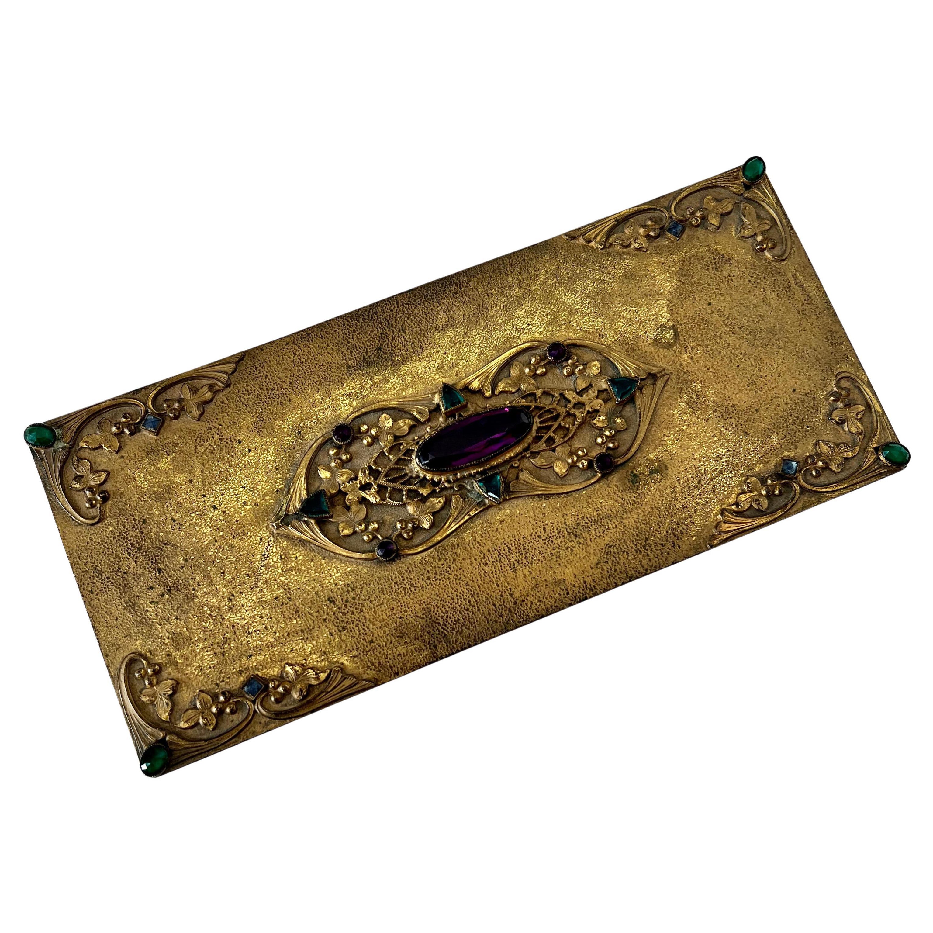 Caja dorada de arte imperio con tapa abatible decorativa enjoyada ca 1920