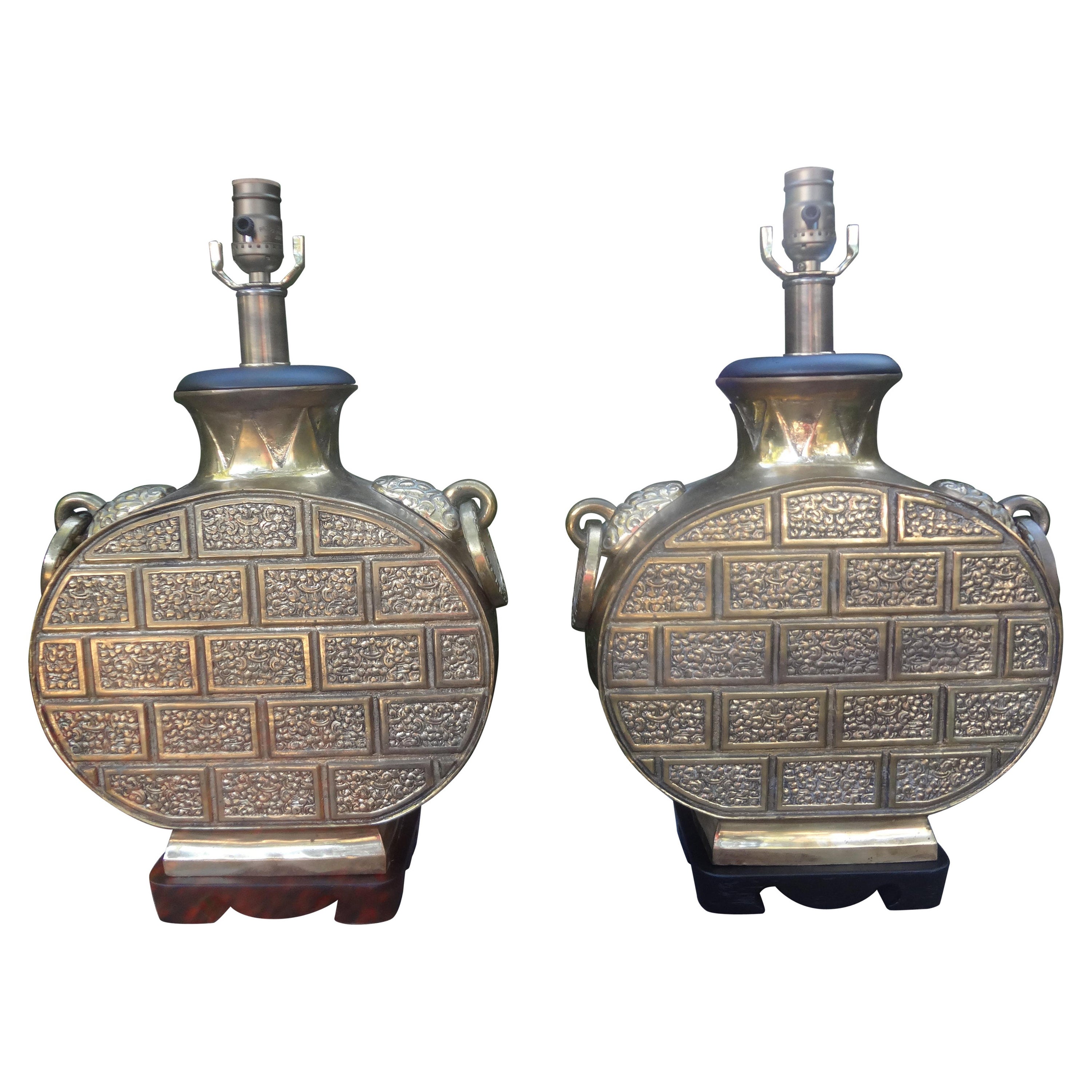 Coppia di lampade cinesi moderne in ottone.
Questa versatile coppia di lampade Hollywood Regency è stata cablata di recente con nuove prese e si adatta bene a una varietà di interni.
Grande patina!