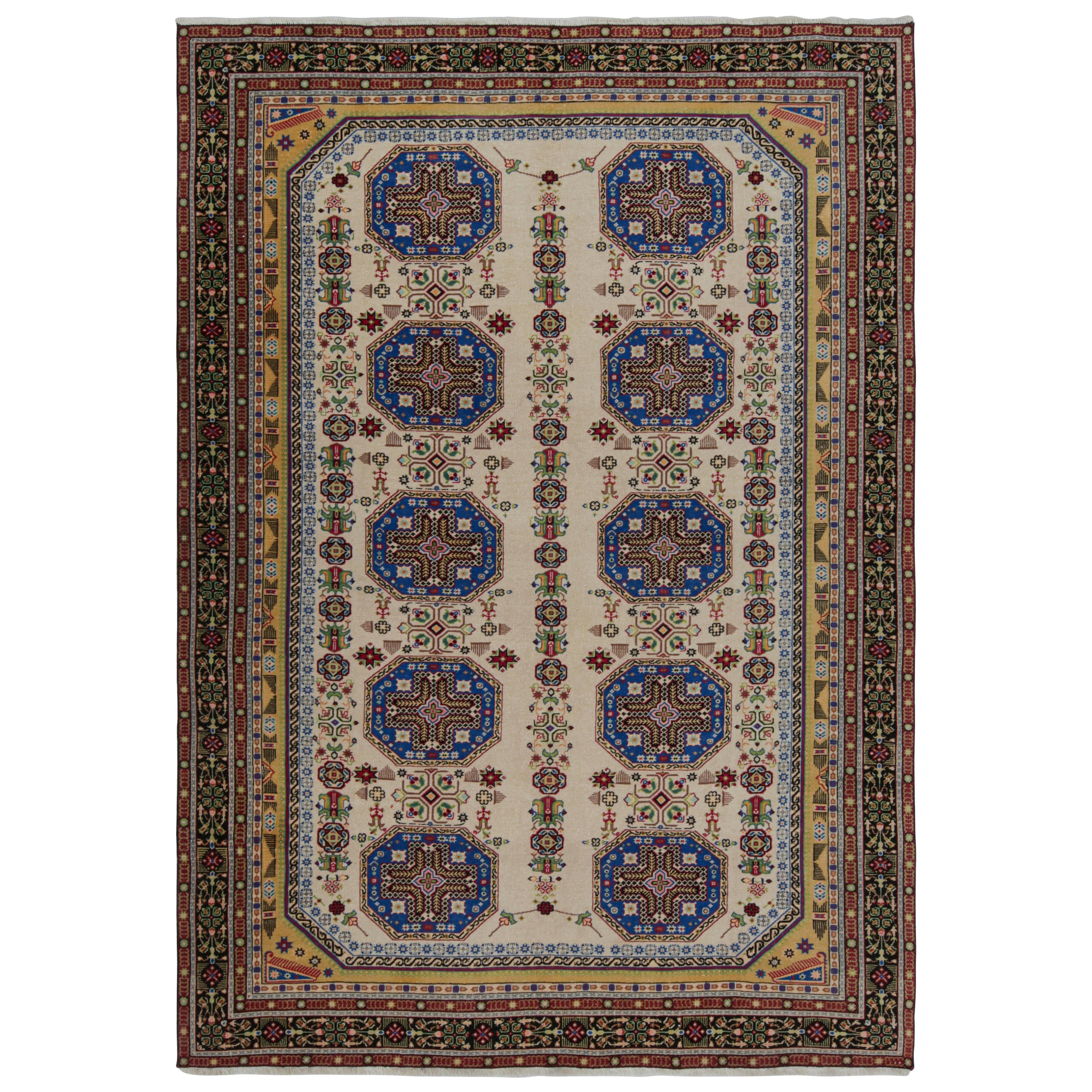 Vintage Hereke-Teppich in Beige, Blau und Gold mit geometrischen Mustern von Rug & Kilim im Angebot