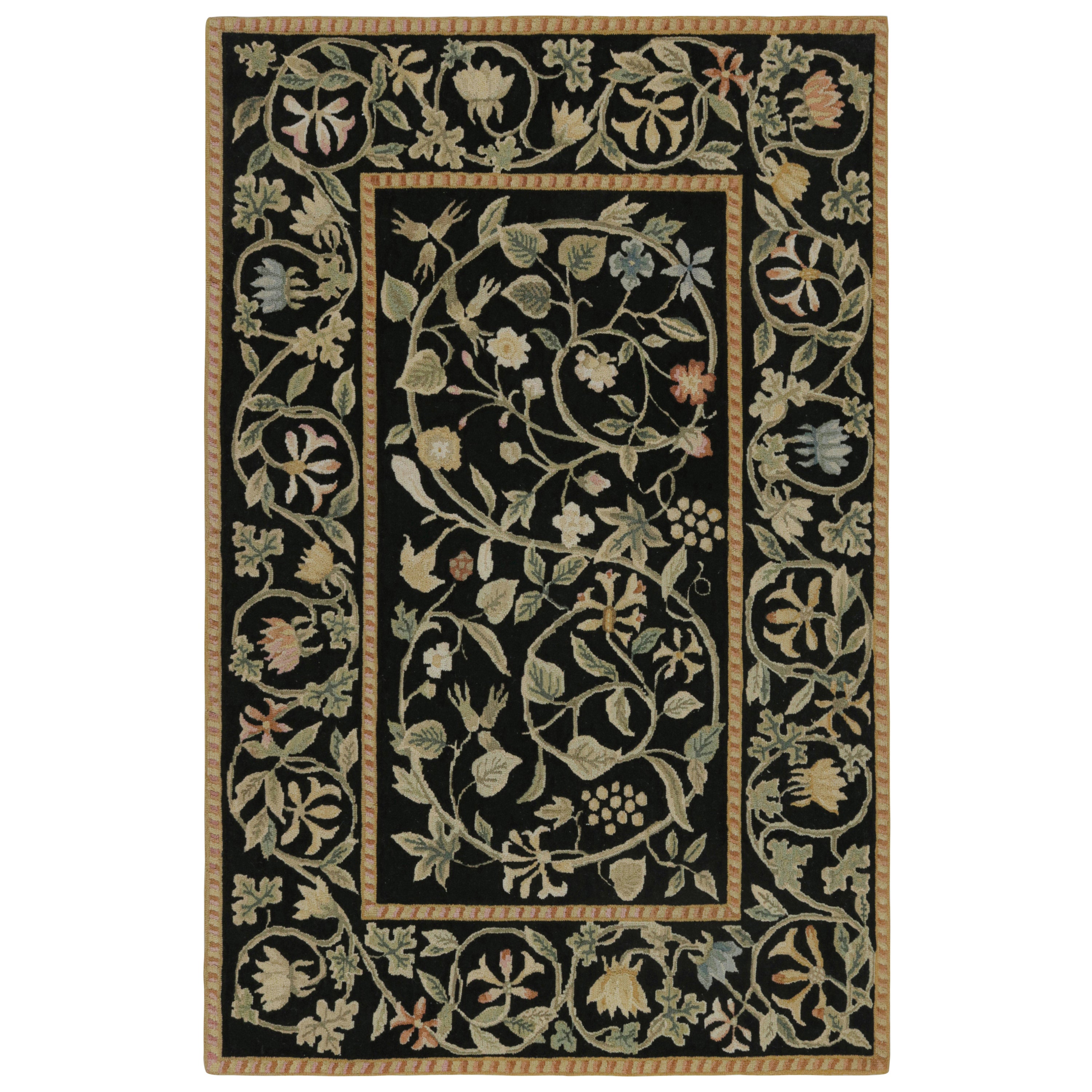 Rug & Kilim's Teppich im europäischen Stil in Schwarz mit beigefarbenen und grünen Blumenmustern im Angebot