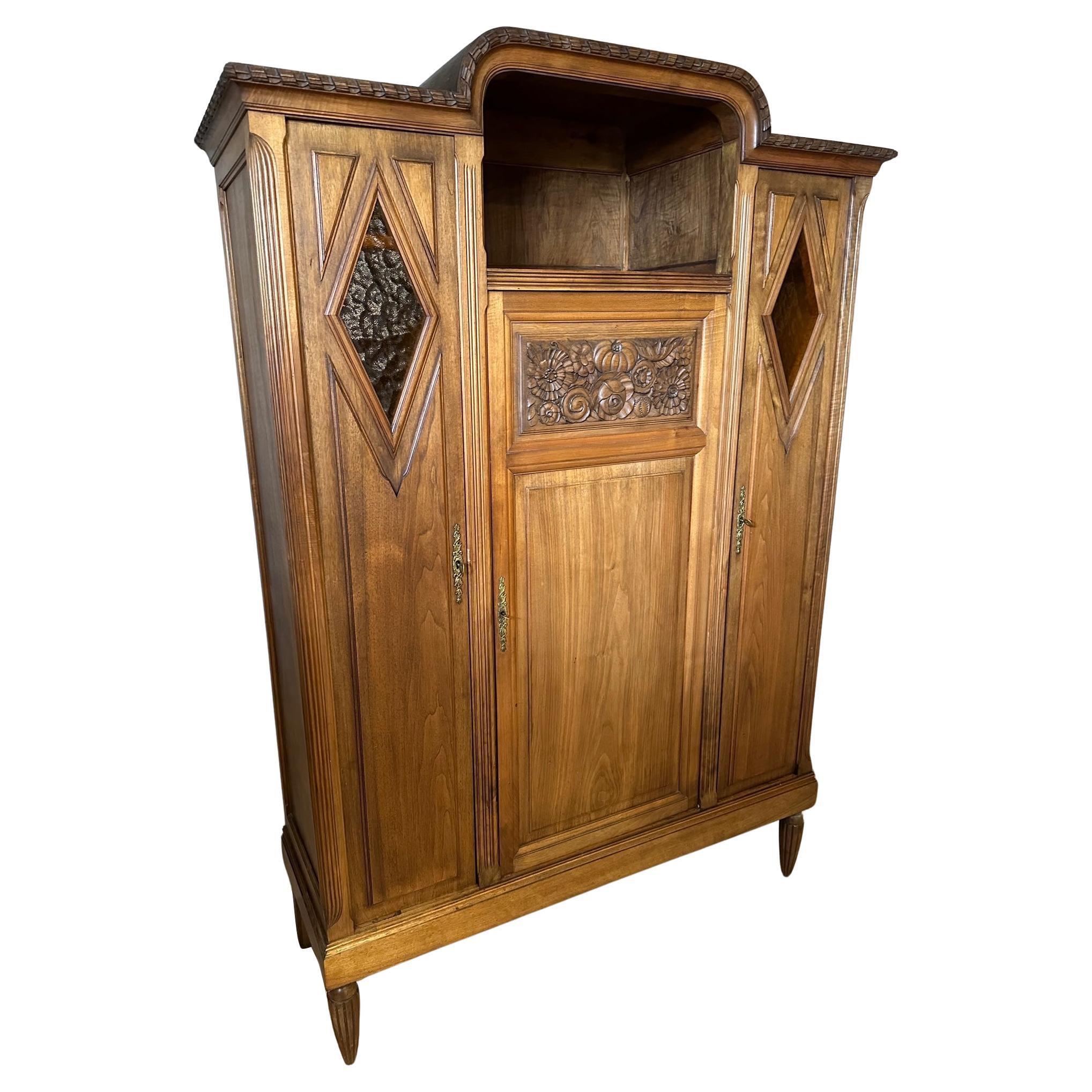 Armoire en noyer Art déco français du 20e siècle, années 1930 en vente