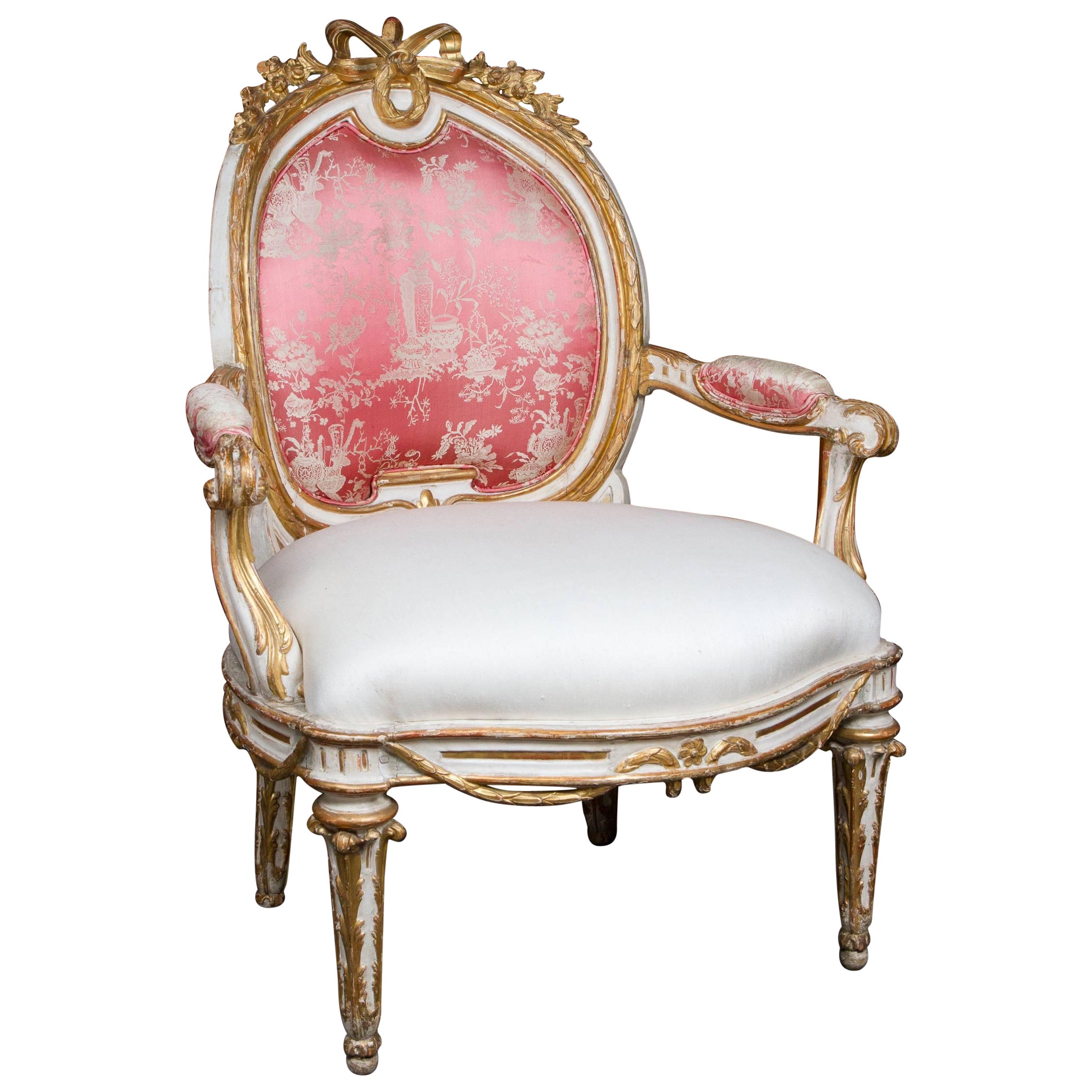 Fauteuil élégant de style Louis XVI italien tapissé, doré et peint en blanc