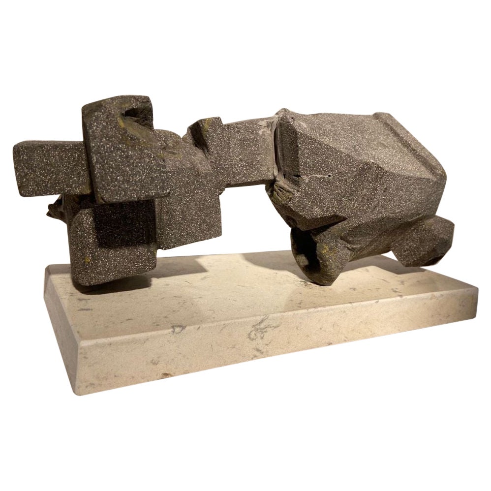 Scultura orizzontale grigia di Ignacio Villar