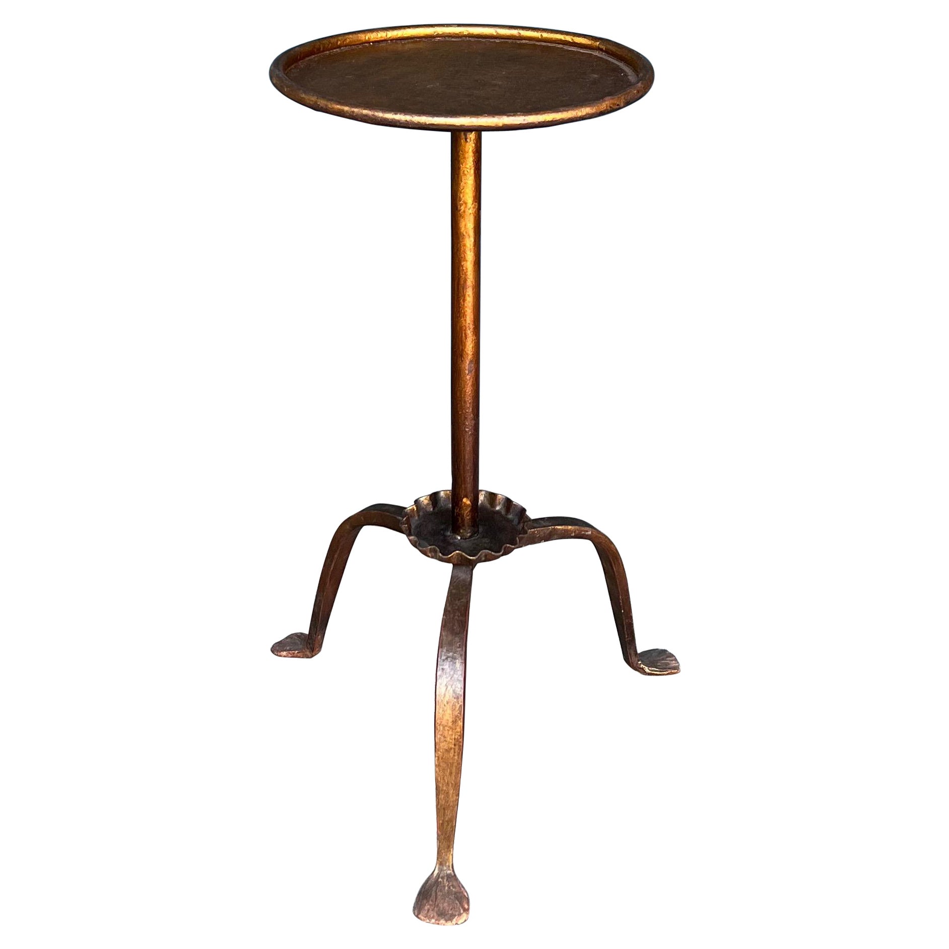 Vergoldeter Martinitisch aus Metall auf einem Dreibein-Sockel mit gerafftem Bobeche