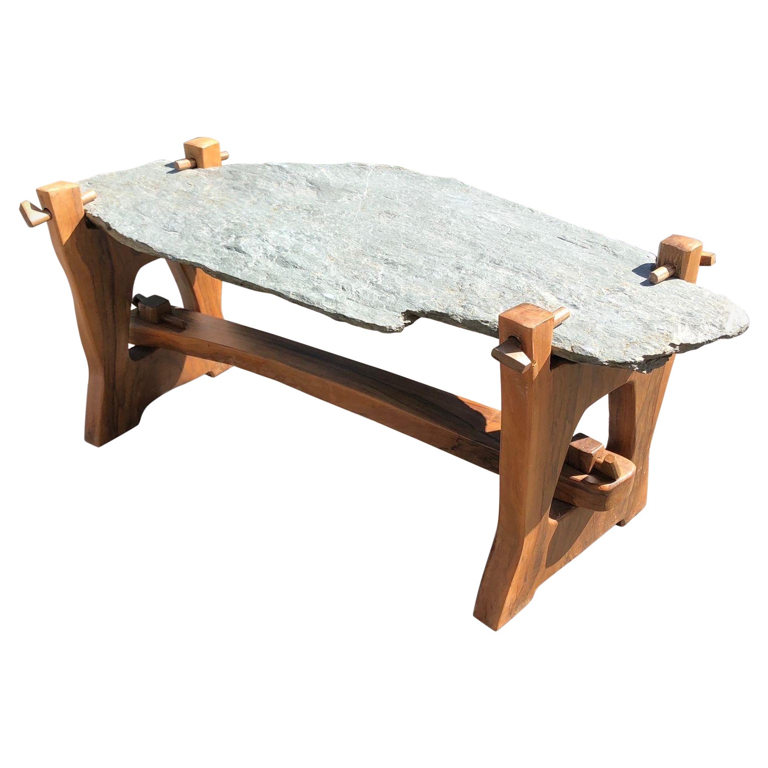 Table basse brutaliste en pierre et en bois