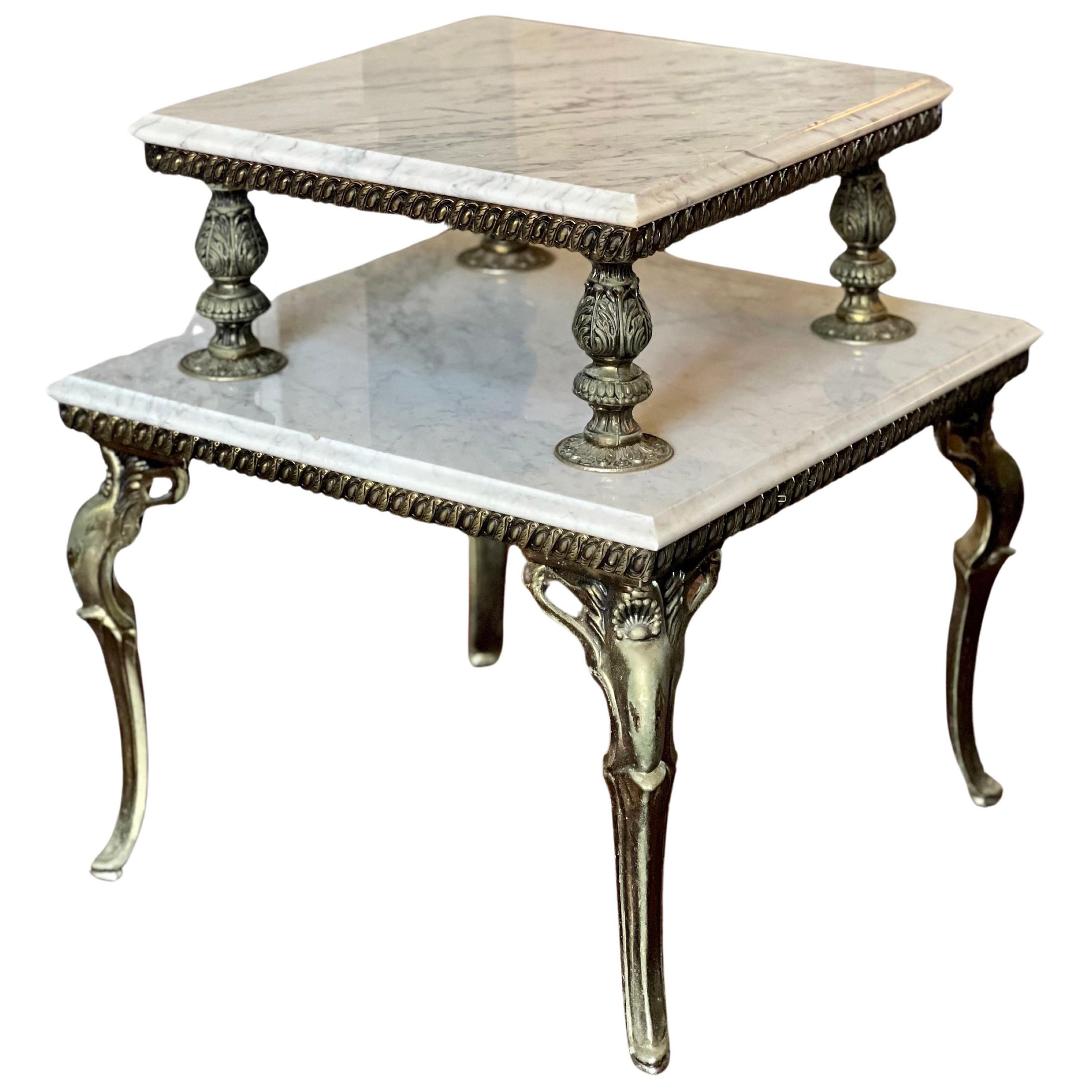 Table d'appoint à deux niveaux en laiton doré et marbre Carrera en vente