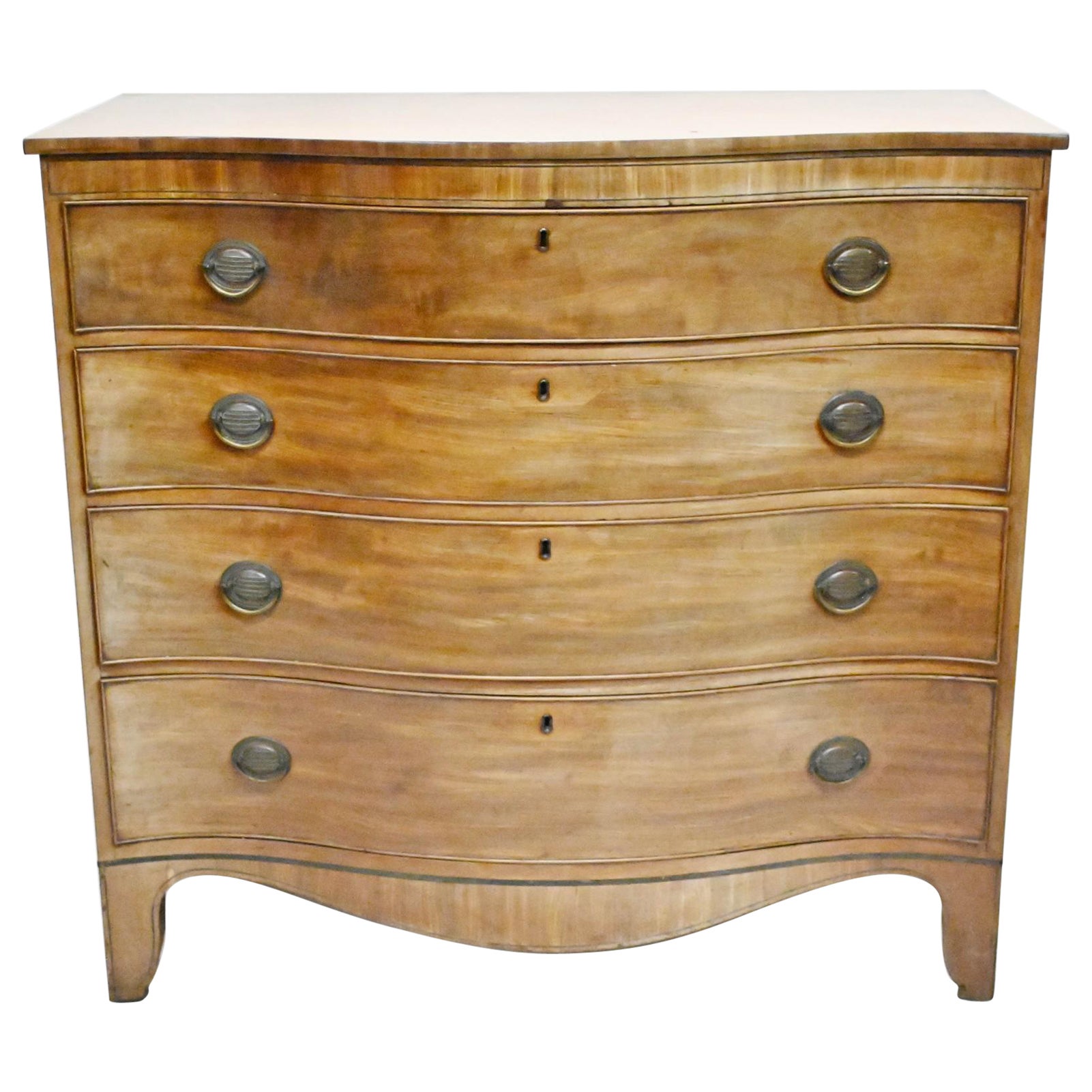 Commode Sheraton en acajou serpentin 1810 en vente