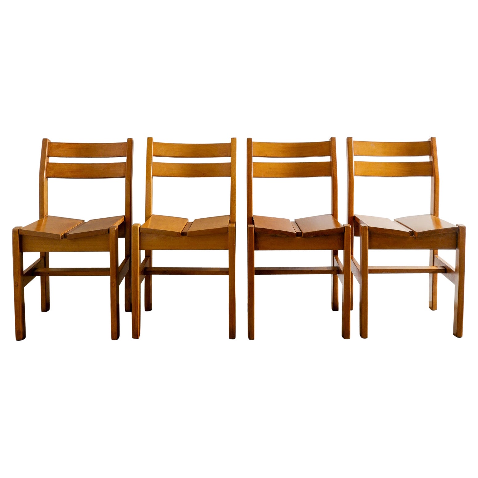 Ensemble de quatre chaises de salle à manger françaises du milieu du siècle par Charlotte Perriand pour Les Arcs