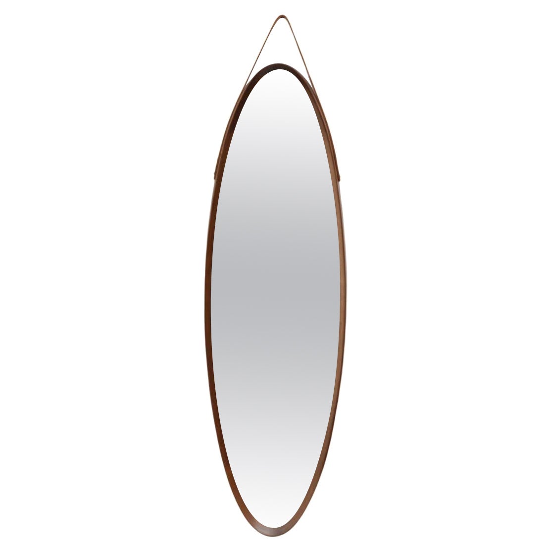 Miroir italien ovale inspiré de Jacques Adnet du milieu du siècle dernier, en teck avec sangle en cuir en vente