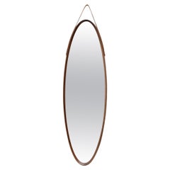 Miroir italien ovale inspiré de Jacques Adnet du milieu du siècle dernier, en teck avec sangle en cuir