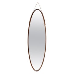 Jacques Adnet inspirierter italienischer ovaler Teakholzspiegel mit Lederriemen aus der Mitte des Jahrhunderts