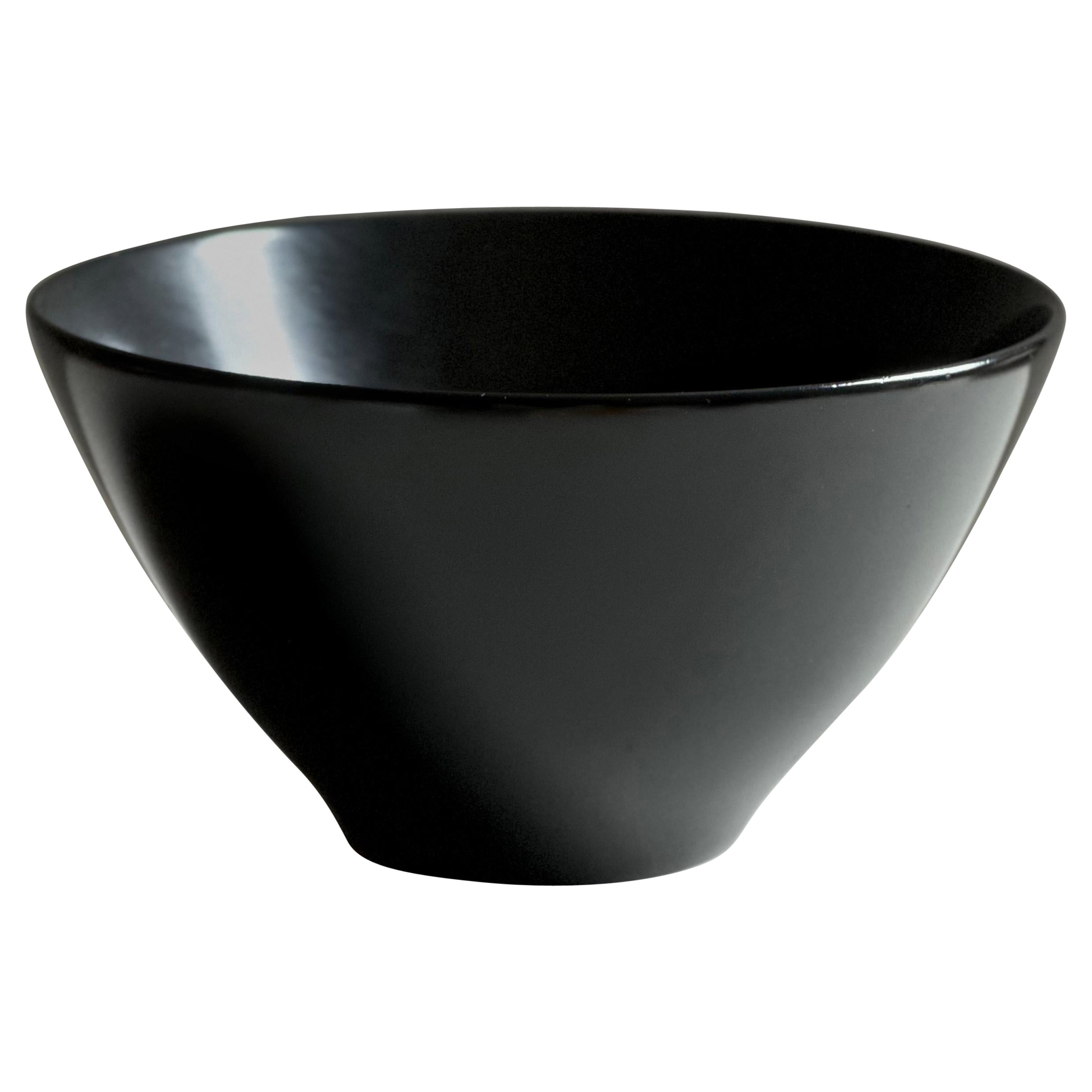 Modernistische Schale aus gedrechseltem Mahagoni mit handgeriebener, schwarzer Satinoberfläche im Angebot