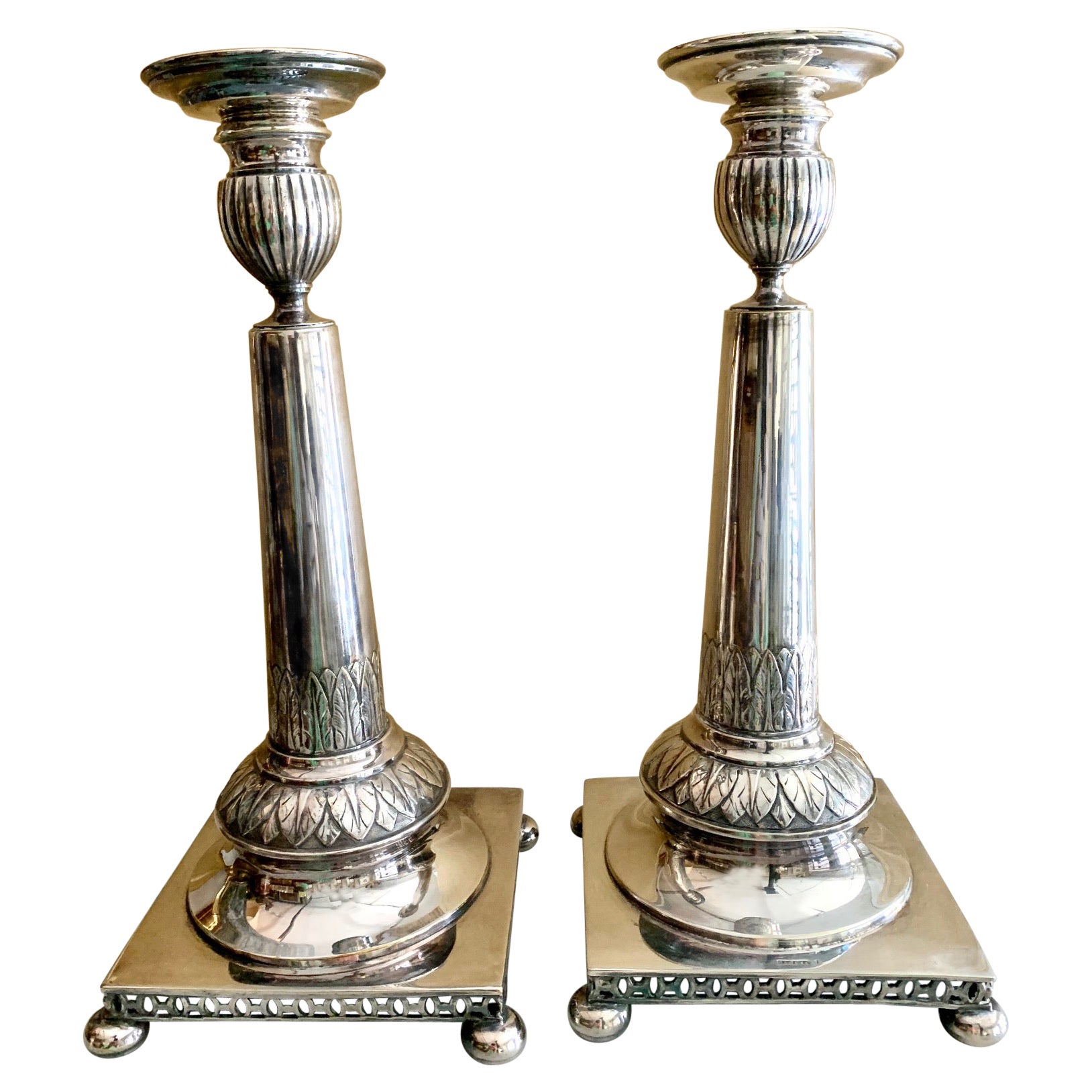 Paire de chandeliers en métal argenté du 2ème siècle