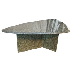 Table basse italienne en granit de style mi-siècle moderne