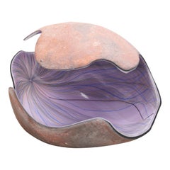 Sculpture contemporaine en verre concave violet ondulé, Geir Nustad