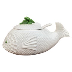 Sopera con tapa de pescado de cerámica italiana mayólica Trompe l'Oeil