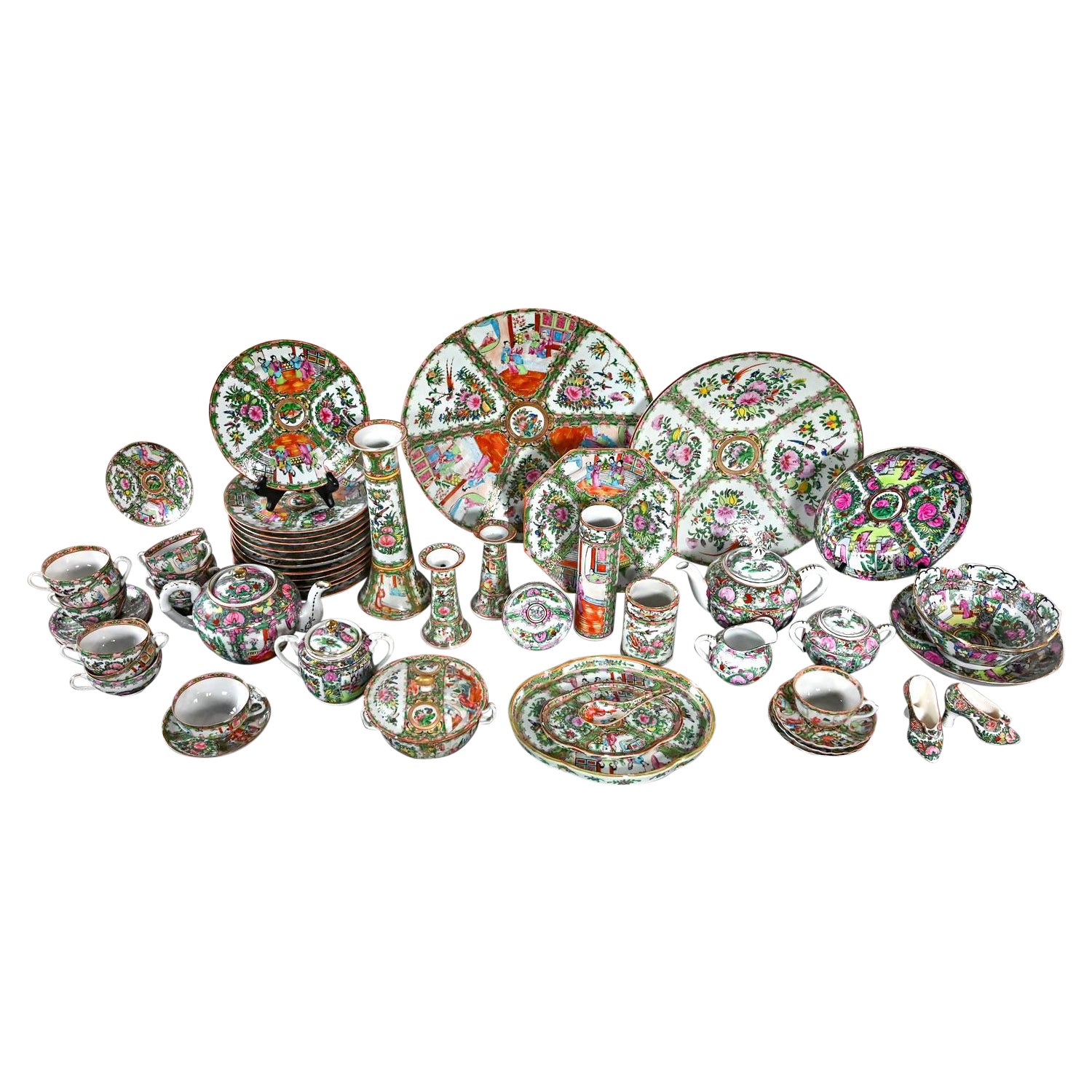 1850's-1970's Vintage Assorted Rose Medallion Tableware Various Styles 61 Pieces en vente