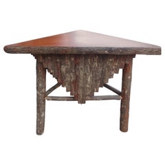 Mesa rústica vintage de troncos y corteza
