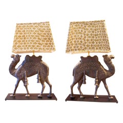 Paire de lampes avec pied camel en bois sculpté des deux côtés